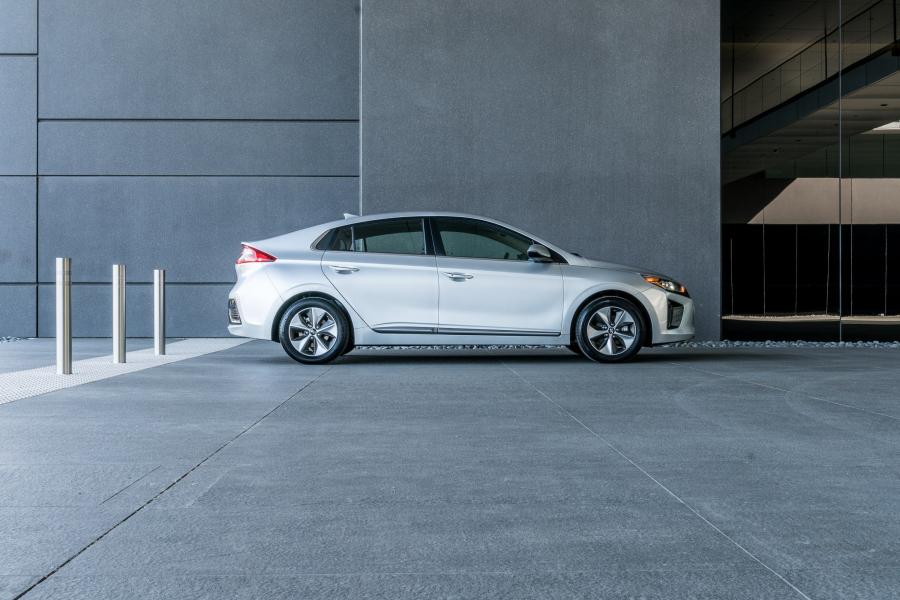  Hyundai IONIQ electric (AE) 2016 года  (NA) (фото 18 из 41)